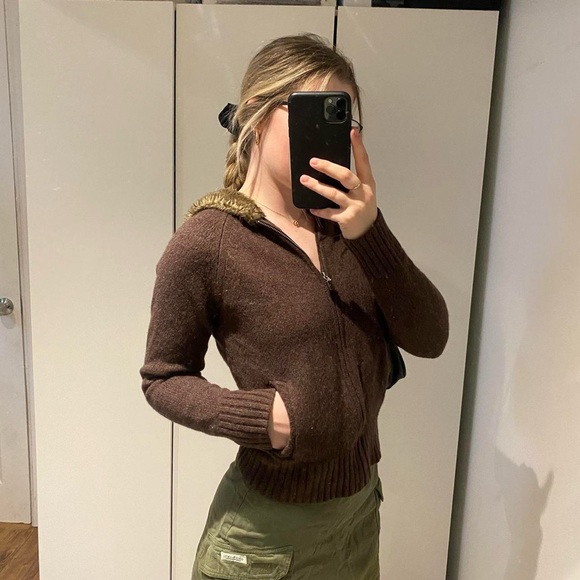 A perfect Y2K brown sweater with fur hood - Picture 2 of 6